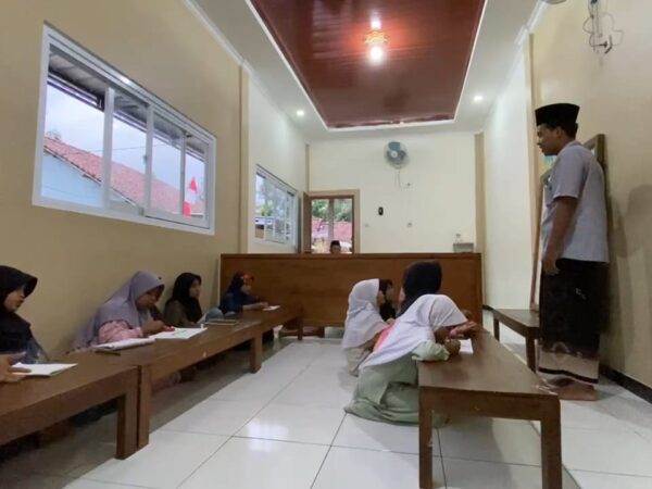 Mahasiswa KKN 06 Unugha Cilacap Berpatisipasi Ikut Mengajar di TPQ ALI AL MASHURI Dusun Cikukun, Adimulya, Wanareja, Bantu Ajarkan Kosakata Bahasa Arab