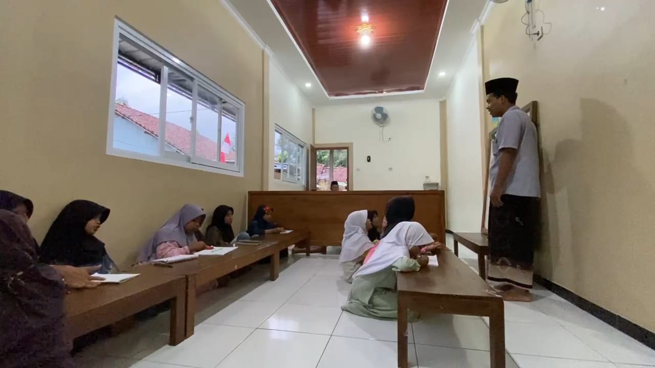 Mahasiswa KKN 06 Unugha Cilacap Berpatisipasi Ikut Mengajar di TPQ ALI AL MASHURI Dusun Cikukun, Adimulya, Wanareja, Bantu Ajarkan Kosakata Bahasa Arab