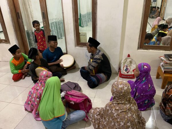 Suasana Penuh Semangat Saat Anak-Anak Dusun  Cikukun, Adimulya Mengikuti Pelatihan Hadroh Bersama Mahasiswa KKN 06 Unugha Cilacap