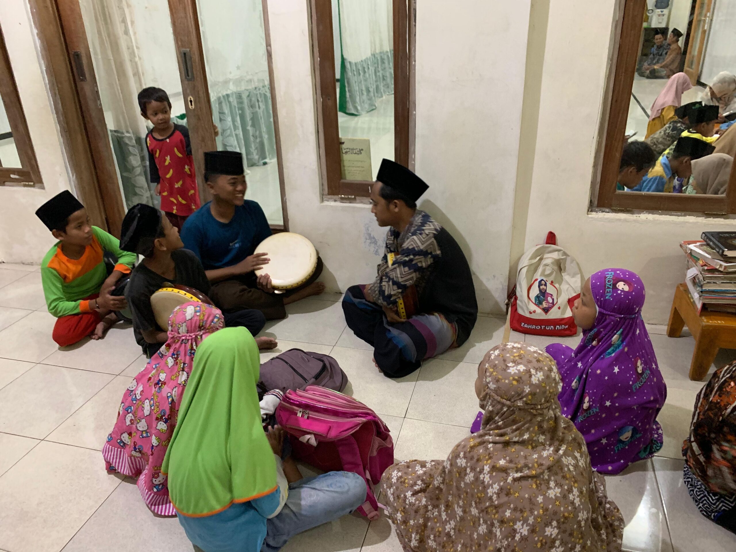 Suasana Penuh Semangat Saat Anak-Anak Dusun Cikukun, Adimulya Mengikuti Pelatihan Hadroh Bersama Mahasiswa KKN 06 Unugha Cilacap Suasana Penuh Semangat Saat Anak-Anak Dusun Cikukun, Adimulya Mengikuti Pelatihan Hadroh Bersama Mahasiswa KKN 06 Unugha Cilacap