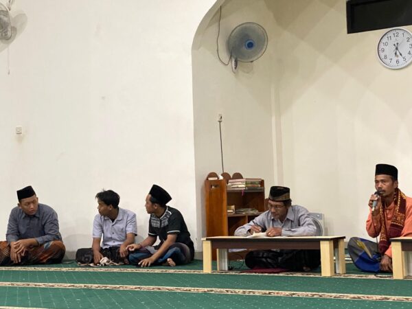 Mahasiswa KKN 06 Unugha Cilacap Berpartisipasi dalam Kegiatan Rutinan Yasinan di Masjid Aishah Ahmad Al Swedi