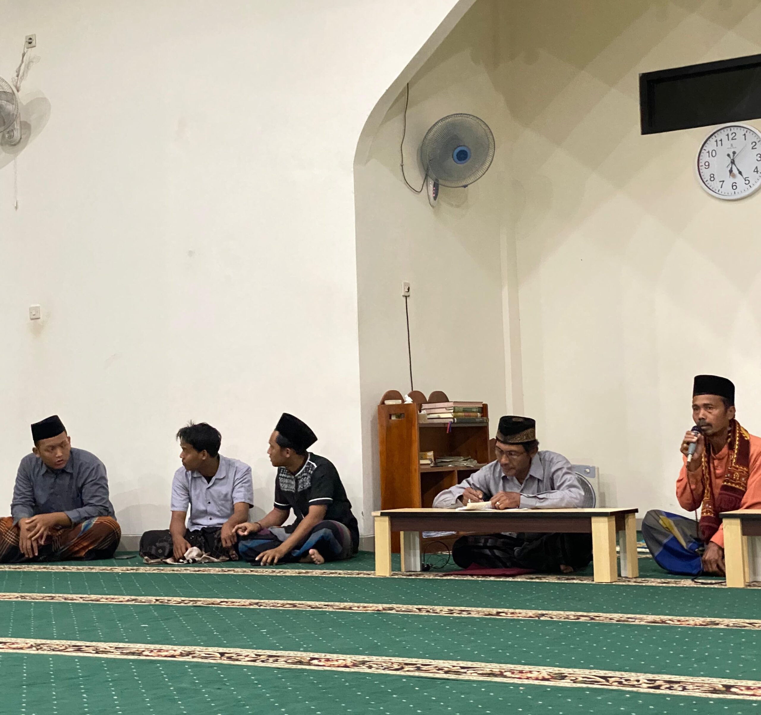 Mahasiswa KKN 06 Unugha Cilacap Berpartisipasi dalam Kegiatan Rutinan Yasinan di Masjid Aishah Ahmad Al Swedi