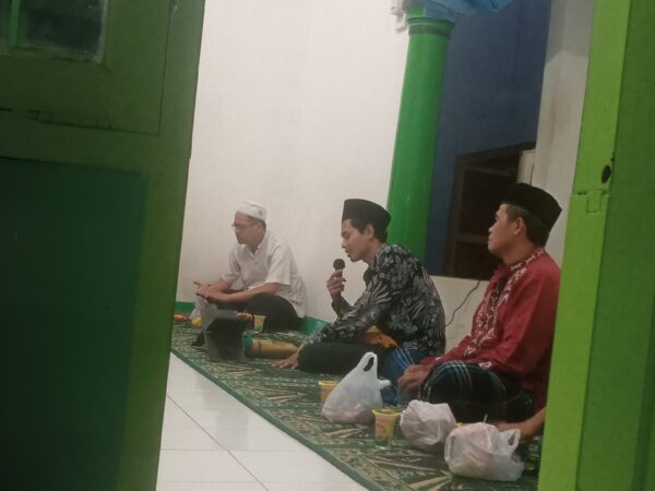 Perwakilan Mahasiswa KKN 06 Unugha Cilacap Berpatisipasi dalam Kegiatan Rutinan Malam Jumat Kliwon di Musala Al Huda Cikukun