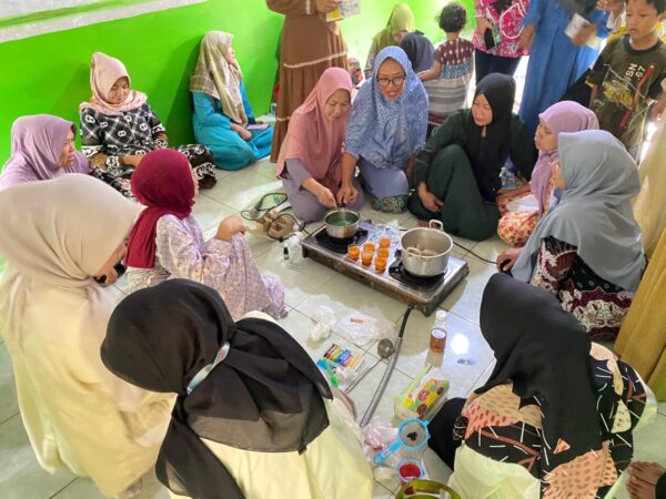 Ciptakan Penerangan Bernilai Jual, Mahasiswa KKN 06 Unugha Kenalkan Lilin Aromaterapi dari Minyak Jelantah di Dusun Cigintung Desa Adimulya