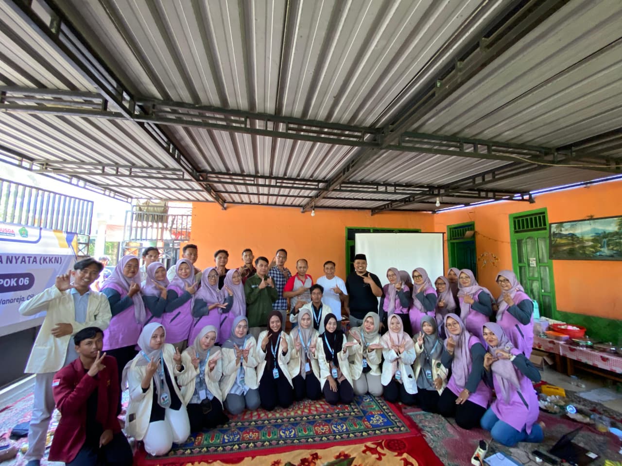 Pemberdayaan Ibu Rumah Tangga Melalui Pelatihan Shopee Affiliate oleh Mahasiswa KKN 06 bersama Ibu Ibu TPK  Desa Adimulya